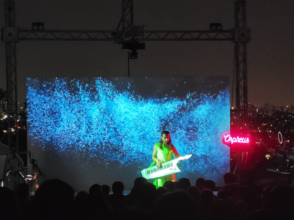 cn_castro's tweet photo. A "cerro lleno" cerramos la saga del #FestivalTeatroAMil2023 en Renca, con la obra Orpheus de la compañía catalana @Insectotropics, y la vista única que ofrece el Parque Metropolitano #CerrosDeRenca⛰️💚 
#EnRencaSomosCultura https://t.co/mEcBGywGhU