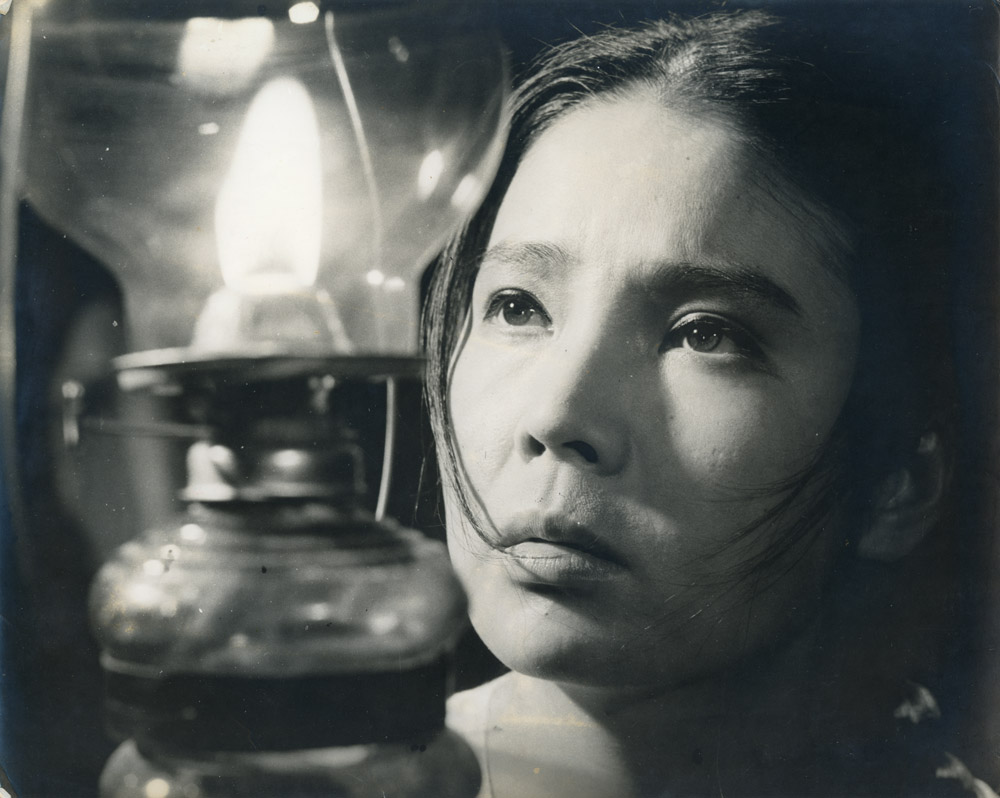 배우 윤정희 님께서 별세하셨습니다. <청춘극장>(1967)부터 <시>(2010)까지 280편의 영화에 출연했고, 마지막 영화로 많은 여우주연상을 받으셨습니다....