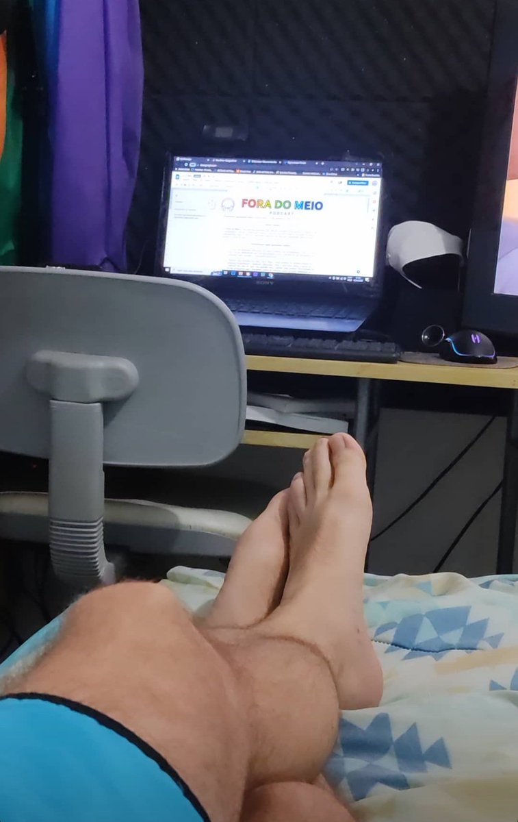 foradomeiopod's tweet photo. O #ForaDoMeio ainda está de férias, mas o nosso host não. Tá rolando pauta, gravações, criação e teste das novas artes e mais um monte de coisas que vocês vão receber esse ano. https://t.co/kaDcnnzozv