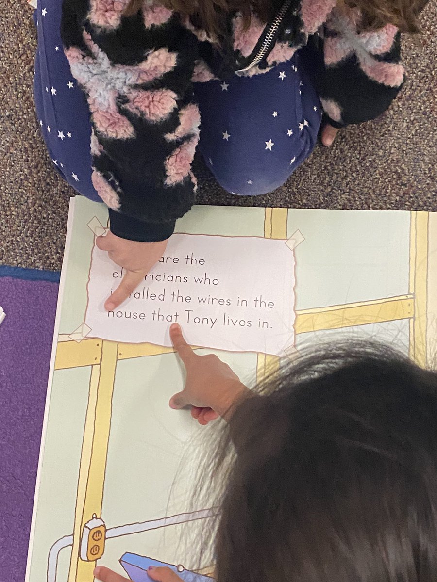 WeinkeLara's tweet image. We love using our vowel shields to find vowels in big books! #kindervibes @HospElementary