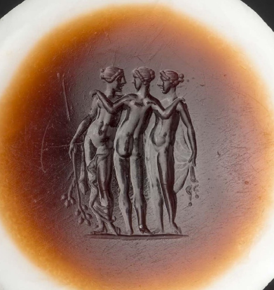 archaeologyart's tweet photo. Round gem with the three Graces. Date/Period: Roman Imperial Period, 1st century AD. Medium: onyx, 2.3 cm. Collection: Museum of Fine Arts, Boston. https://t.co/AlnCCokluN