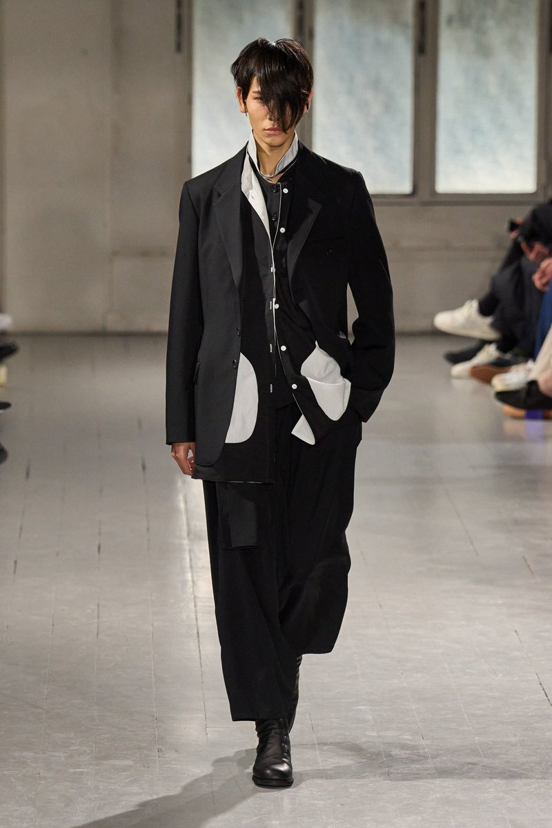 arashiFsquad's tweet photo. 👋🏻👋🏻 We're loving recent relationship of fashion &amp; Raul of @SN__20200122! It is a thrill seeing him walk PFW mens. And in all the excitement, we also wanted to take the time to highlight the incredible designer, Yohji Yamamoto, that’s being showcased.⤵️

#RaulinParis 
#RaulàParis https://t.co/uNVRWRIZa5