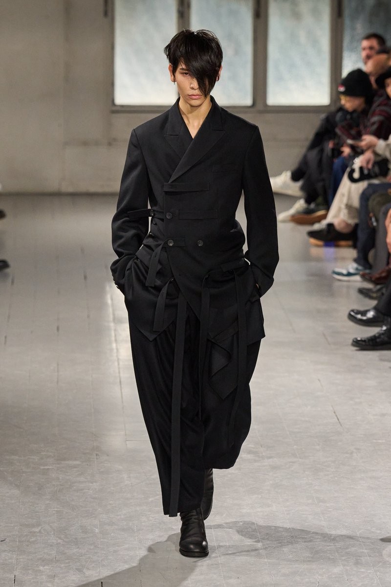 arashiFsquad's tweet photo. 👋🏻👋🏻 We're loving recent relationship of fashion &amp; Raul of @SN__20200122! It is a thrill seeing him walk PFW mens. And in all the excitement, we also wanted to take the time to highlight the incredible designer, Yohji Yamamoto, that’s being showcased.⤵️

#RaulinParis 
#RaulàParis https://t.co/uNVRWRIZa5