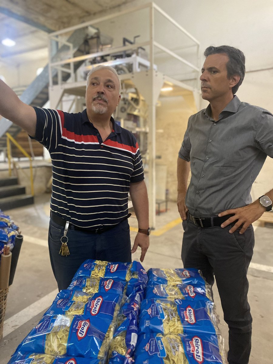 fernandosibilla's tweet photo. Nos fuimos a #CruzdelEje. Teníamos la materia pendiente de visitar la tradicional fábrica de pastas secas Sbiroli y el frigorífico La Taba. Además nos encontramos con emprendedores de la miel, azafrán, la vid y hortalizas. Enorme potencial productivo e industria del norte cbes https://t.co/FMRZ9681lG
