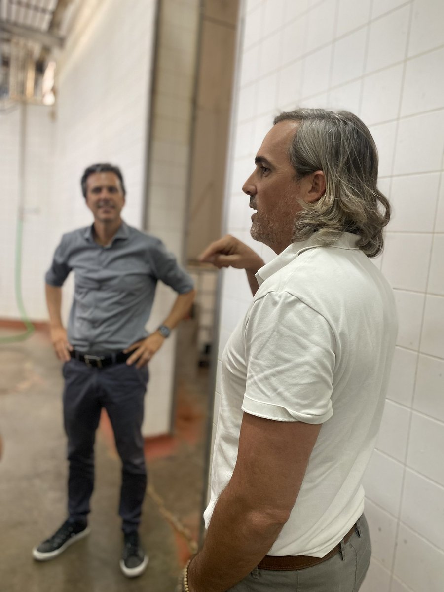 fernandosibilla's tweet photo. Nos fuimos a #CruzdelEje. Teníamos la materia pendiente de visitar la tradicional fábrica de pastas secas Sbiroli y el frigorífico La Taba. Además nos encontramos con emprendedores de la miel, azafrán, la vid y hortalizas. Enorme potencial productivo e industria del norte cbes https://t.co/FMRZ9681lG