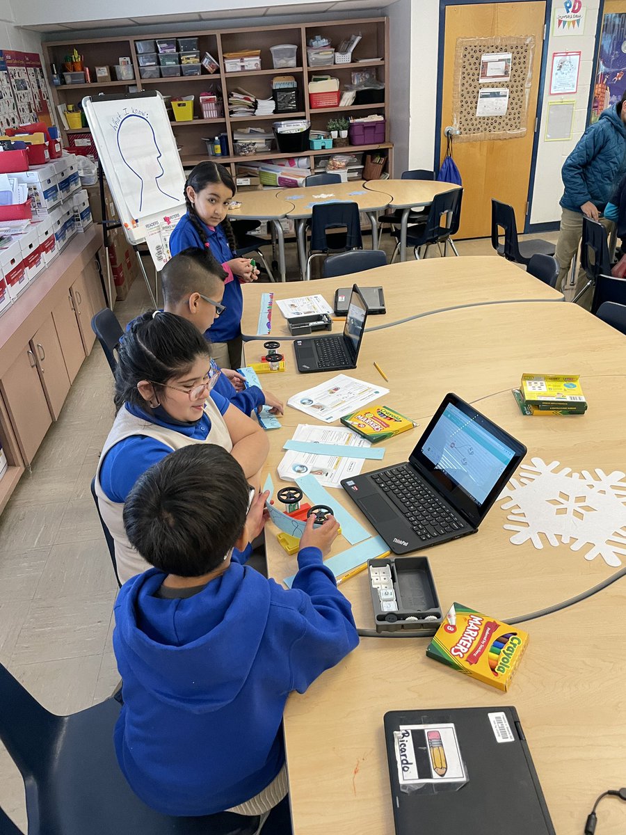 Cmarquez_EES's tweet photo. Bullpups working on coding and simulating the ocean currents that carry sea turtles. #allaboard #steamacademy #samlabs https://t.co/u6d94pgUXj