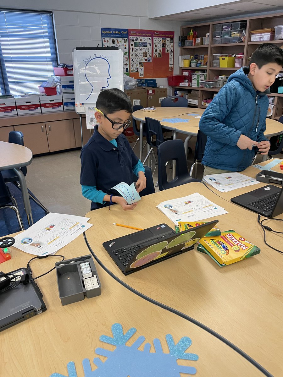 Cmarquez_EES's tweet photo. Bullpups working on coding and simulating the ocean currents that carry sea turtles. #allaboard #steamacademy #samlabs https://t.co/u6d94pgUXj