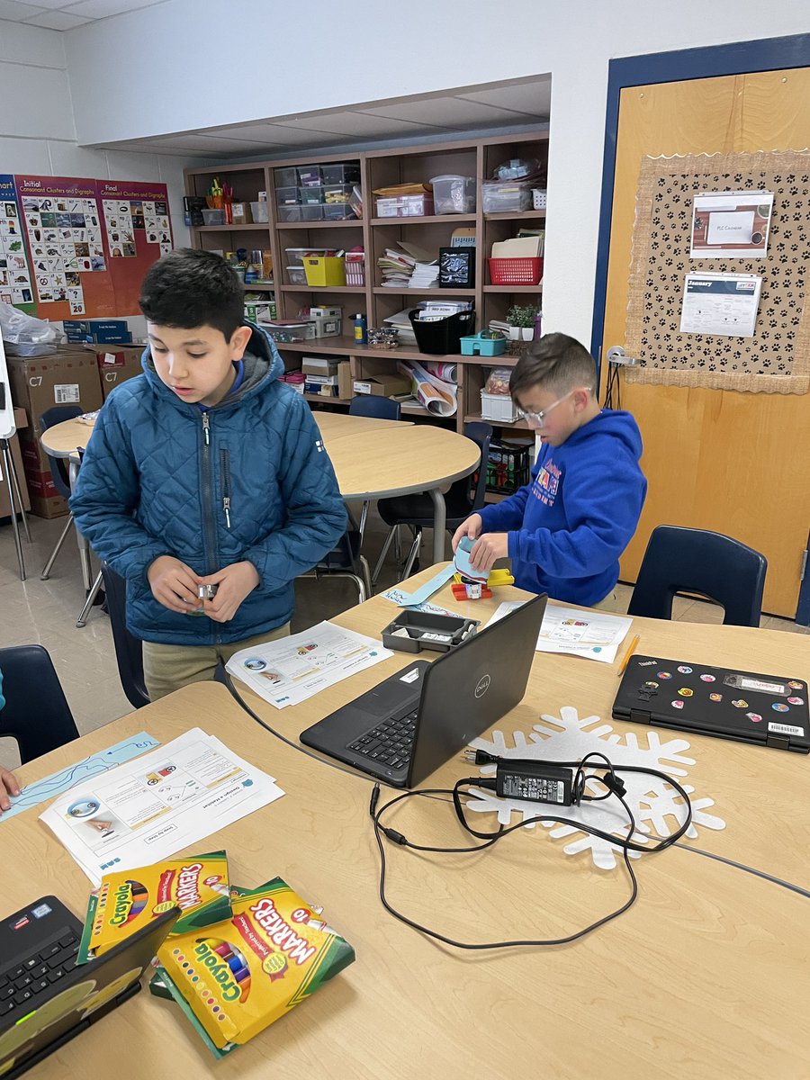Cmarquez_EES's tweet photo. Bullpups working on coding and simulating the ocean currents that carry sea turtles. #allaboard #steamacademy #samlabs https://t.co/u6d94pgUXj