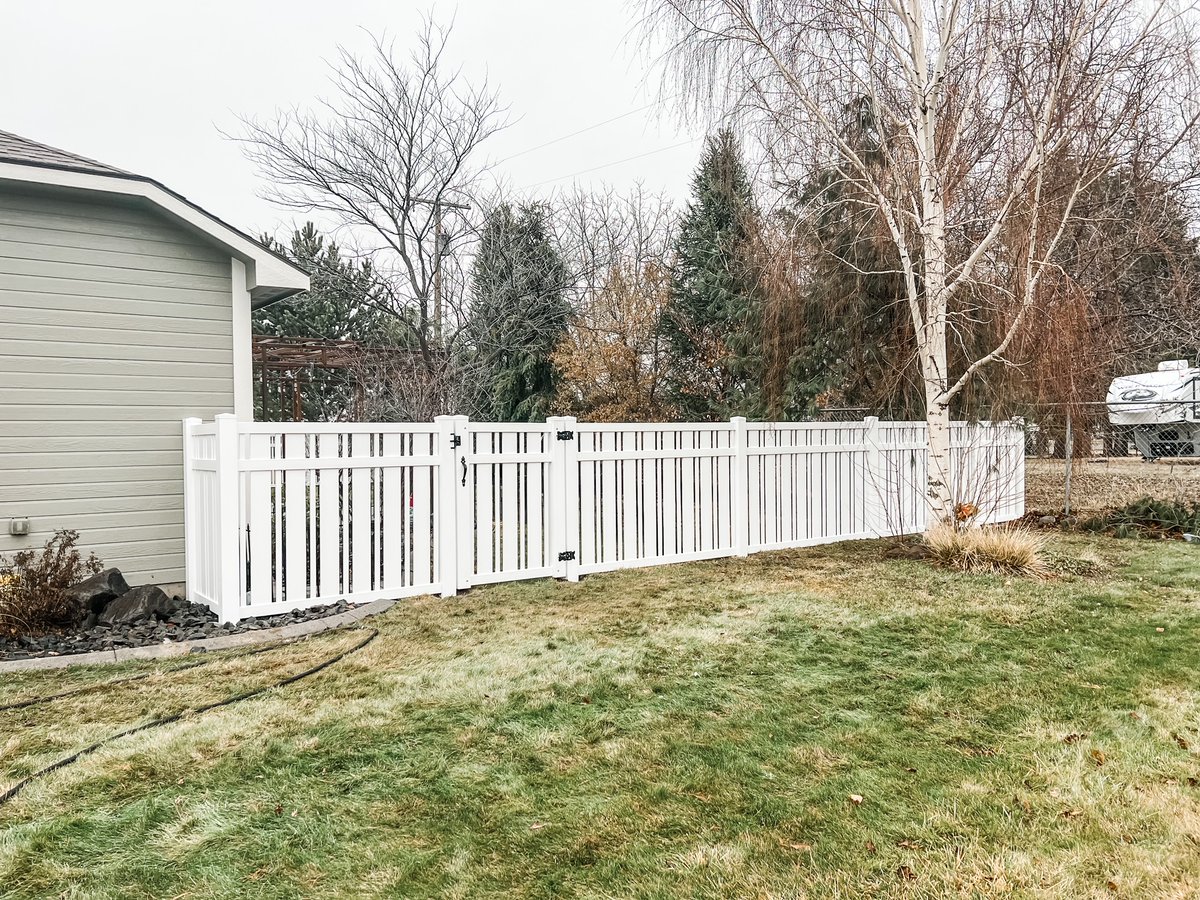 Recently finished semi-privacy vinyl fence in the “Deco II” style for an awesome customer.  Thank you Tri-Cities, we appreciate you. 👍🏼 #fenceinstallation #customfencing #fencing #contractorsofwashington