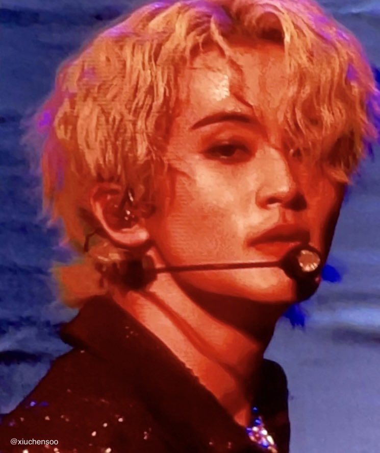 Ieemarkees's tweet photo. mark with his curly hair oh god https://t.co/0cK6jdXqIc