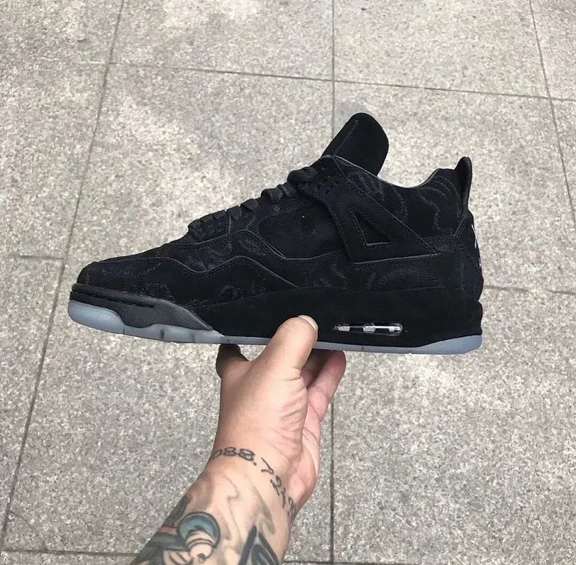 JustFreshKicks's tweet photo. KAWS x Air Jordan 4 samples ✖️✖️ https://t.co/SFBiJu6TdI