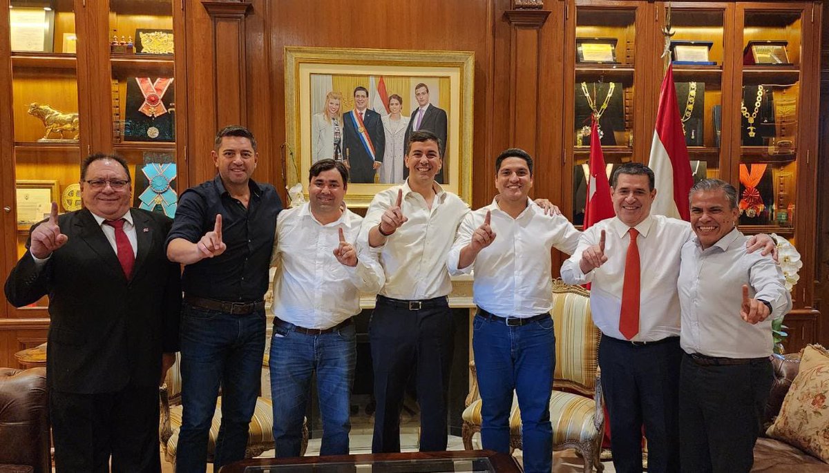 AllianaPedro's tweet photo. En Itapua todos somos 1. Hoy recibimos al nuevo Gobernador interino del Departamento de Itapua, Christian Ríos y al Intendente de Carmen del Paraná Germán Gneiting. https://t.co/F85Heg8XE8
