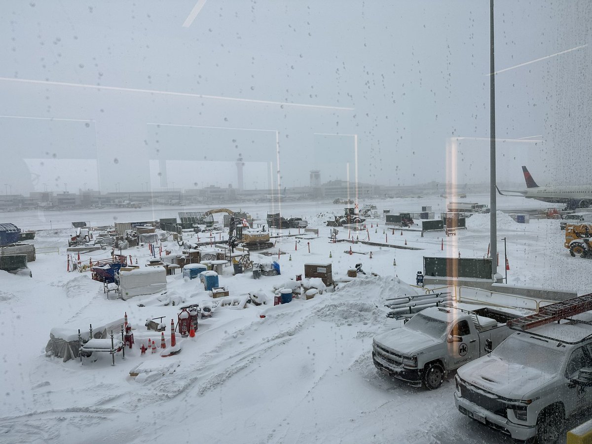 _AndyH's tweet image. To the entire flight crew and gate agents on @delta flight 723 yesterday from DEN to ATL…thank you! #CustomerService #safety