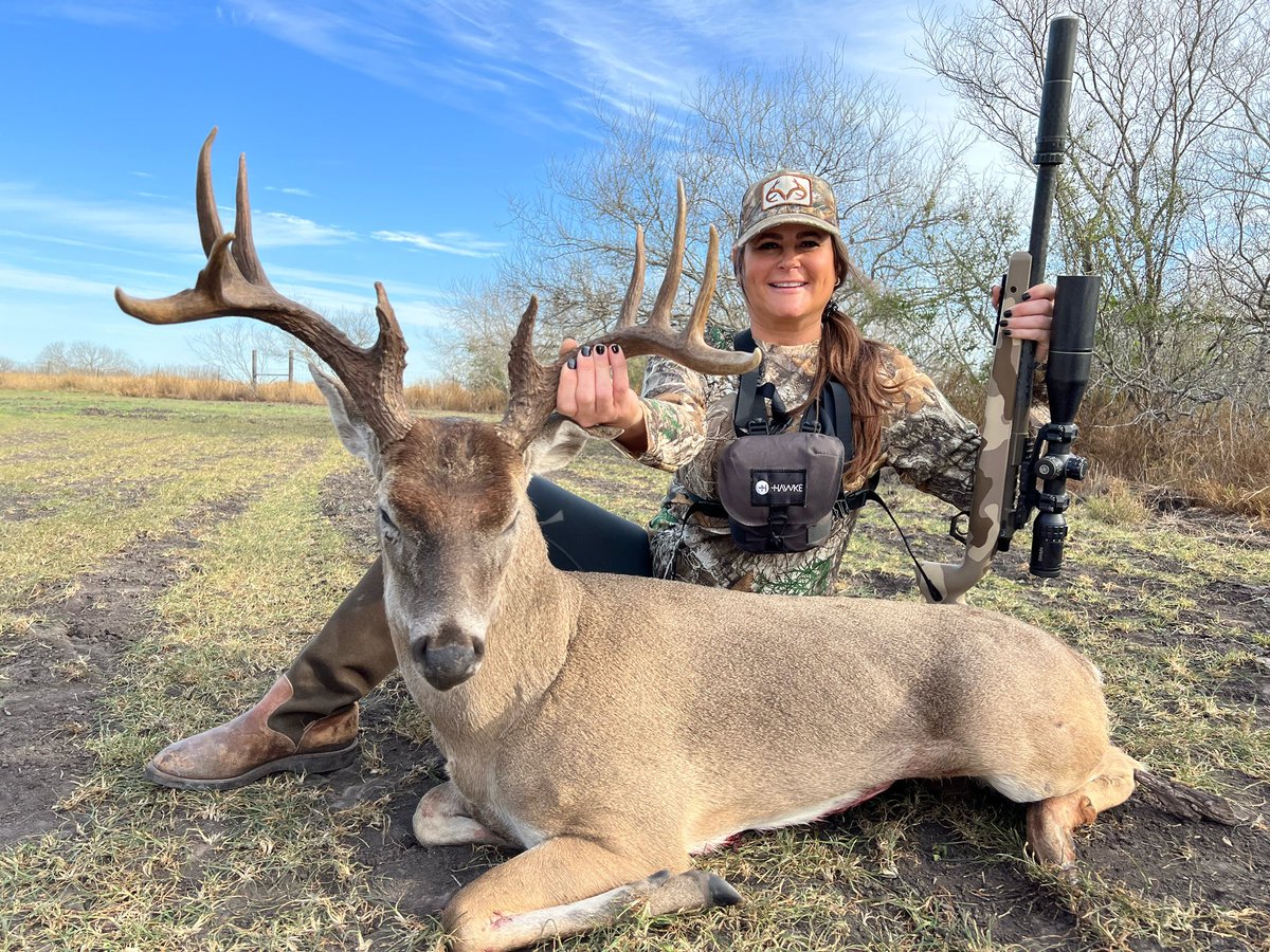 Congrats to @BonnieMcFerrin on an awesome late season buck! #realtree #huntwithanedge #hawkeoptics #dillonblinds #whitetail #deerhunting