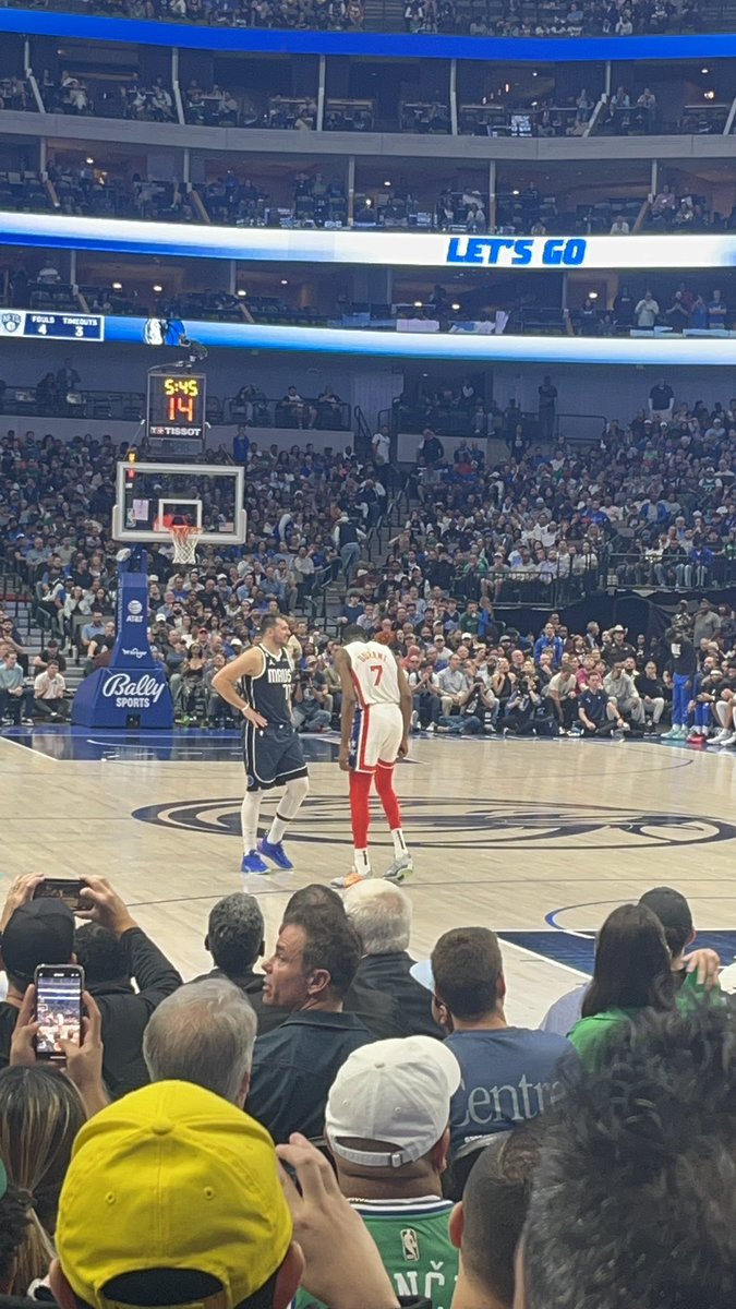 DallasHighlight's tweet photo. **Ticket Giveaway**

Mavs giveaway:
SUN vs Clippers (1:30)
Your chance to catch the game with this view (10 rows from floor) - then watch the Cowboys keep it rolling after that 

Enter:
1. Follow, Like, Retweet
2. Must be able to attend &amp; post
Closes at drawing time (SAT 2:00) https://t.co/oXxLwqvgzk