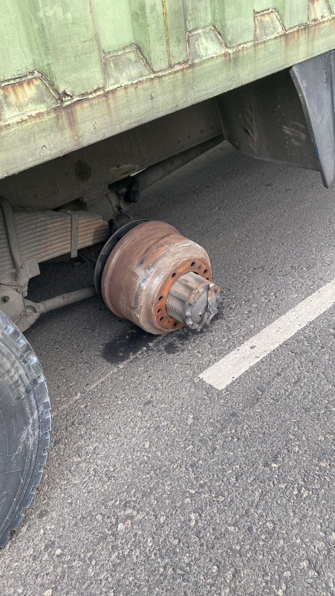 TMCPoldaMetro's tweet photo. 08.18 Telah terjadi gangguan Kendaraan Truk Patah AS di Jalan Gatot Subroto sebrang DPR/MPR RI arah Cawang, saat ini sedang dalam penanganan petugas, Situasi arus lalu lintas terpantau ramai lancar https://t.co/VbvY5zSIkw