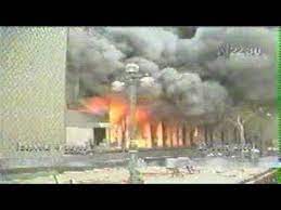 smairata's tweet photo. Ese incendio fuera de la zona de protesta trae inmediatos recuerdos del incendio armado por el fujimontesinismo del Banco de la Nación durante la Marcha de los Cuatro Suyos. https://t.co/YaRRyIT5Kp