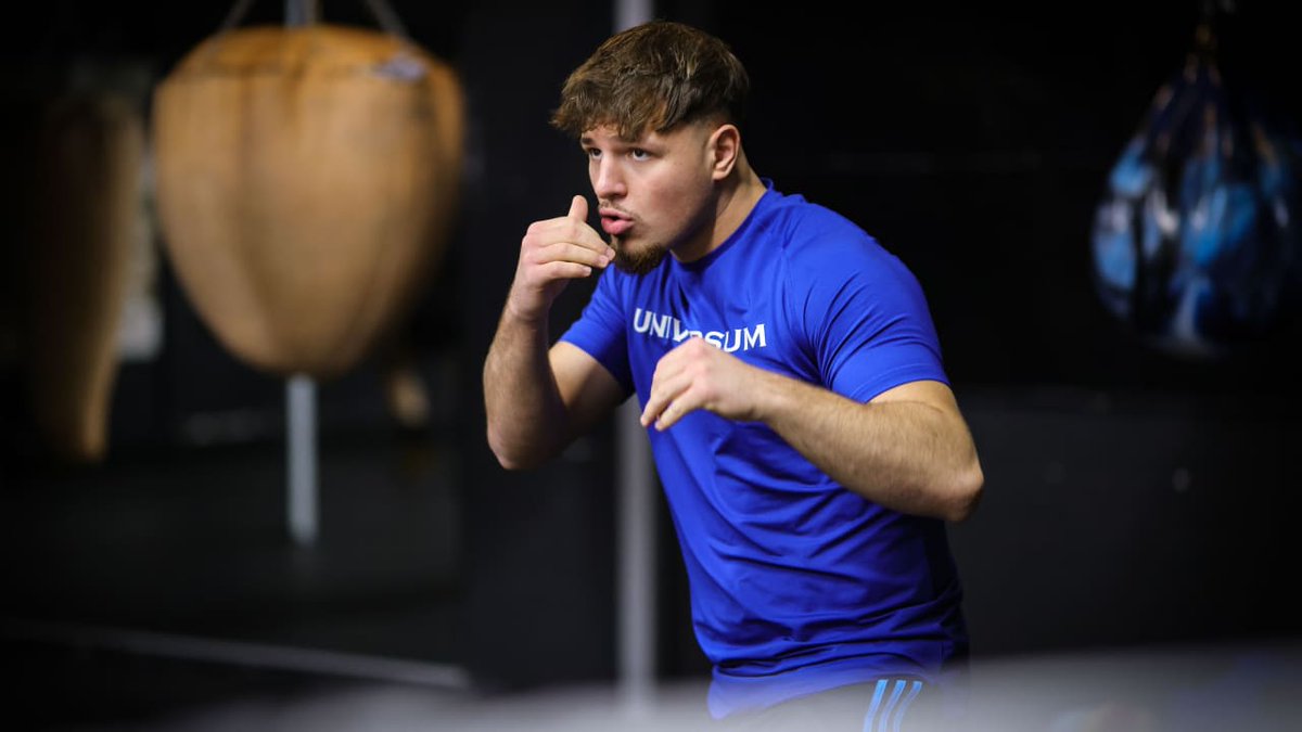 AmadeusTVde's tweet image. Boxen: Profi-Debüt mit 18! Amsal Mujovic macht's wie Mike Tyson | Sport #boxen #Boxkampf #Özen-OttoIsmail #Schwergewicht #Sport-LeuchtturmHamburg #TysonMike #Universum 
Weiterlesen&amp;gt; tinyurl.com/2nvxzuks