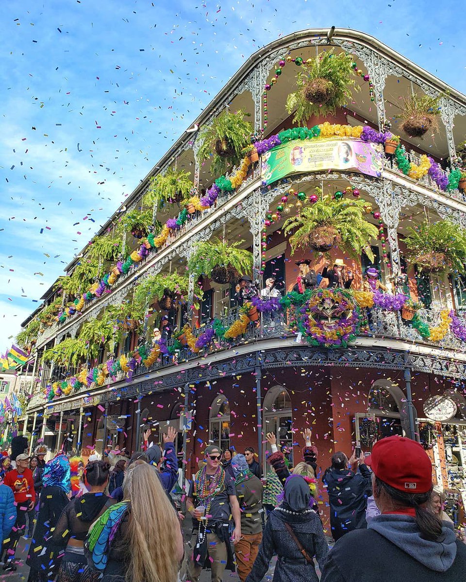 VisitNewOrleans's tweet photo. The Carnival season is full of joy &amp; revelry but have you ever wondered why purple, green &amp; gold are the official #MardiGras colors? Each has a special meaning: purple for justice, green for faith &amp; gold for power.💜💚💛 

📸: @/Kristininmotion on IG https://t.co/IdqaMpB89v