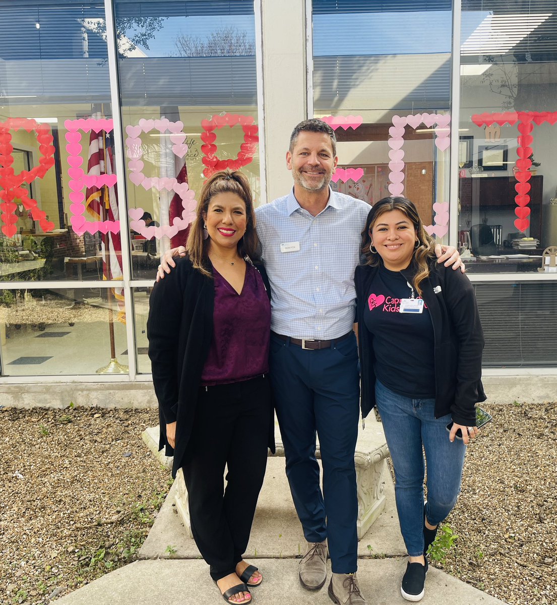 YeagerES's tweet photo. It’s always a GREAT day when our CKH Strategist, Mr. Ron Fox comes by for a traction visit! Thank you for your wonderful insight and support! #TigerPride #TodayIsTheDay ♥️♥️♥️ @KelsieMorris12 @R23FOX @CCISD https://t.co/fPVkyJeln1