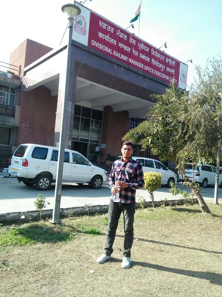 Anil_ChoudharY5's tweet photo. तारिफे दिन बनाती है 💯

   और ताने जिंदगी ♠

#LOVE_U_All😘♥
#IndianRailways https://t.co/rdKJVGlEAy