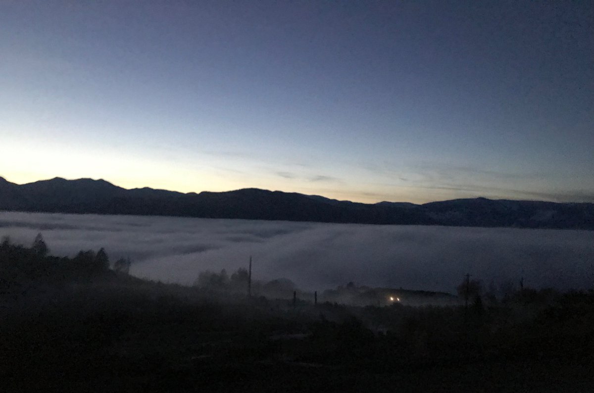 #Osoyoos is down there somewhere. The base of that fog bank hangs maybe 500 feet over the lake and town. 

#bcstorm #bchwy3 
@ECCCWeatherBC @Kusswx