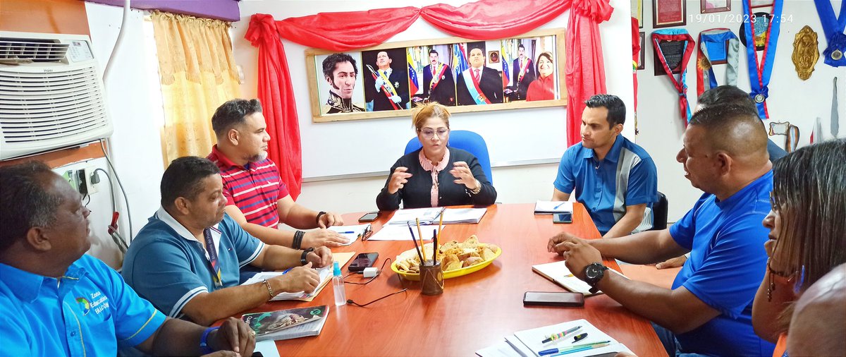 MarelysCastroR's tweet photo. Cargados de la mayor energía positiva @FalconAvanza con las 7 LÍNEAS del Pdte @NicolasMaduro hacia la Educación Productiva impulsada por @_LaAvanzadora y toda la fuerza del Gob Víctor Clark 🌽🚜

Afinamos la ruta con la Comisión Ministerial ¡Falcón será 💯 #UPTAI #NosotrosConDios https://t.co/YMJladZWu2