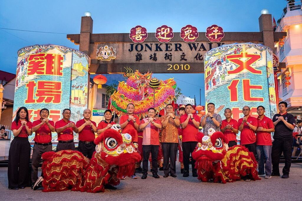 isaactanjs's tweet image. Himalaya Sports is making it’s mark over at Jonker Walk this CNY with the biggest Peranakan Lanterns! How big are these giant lanterns? Acknowledged by the Malaysia Book of Records as the “Biggest Peranakan Lanterns”, they stand at 12-feet high and 8-feet wide! 

Fancy winni…