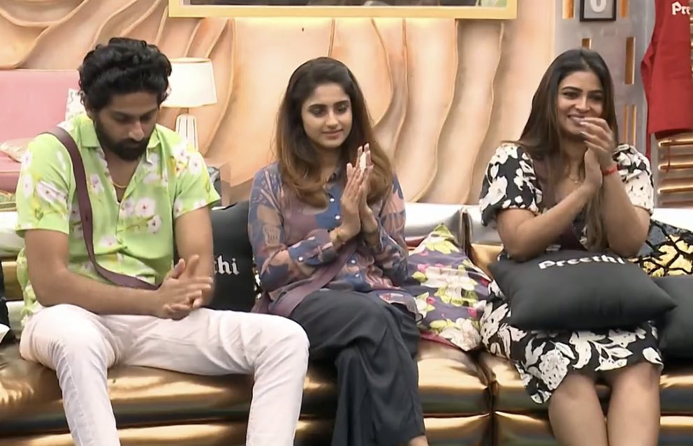 ishcus97's tweet photo. Oru video va vachtu urutitu irundanunga vik fans.. 

Ipa inga un nonnanuku clap pandradhu yaaru 😂 

Toxicity irukalam aana acre kanakula iruka koodadhu 🤢 worst fandom 

#Ayesha #BB6CharmAyesha #biggbosstamil6 https://t.co/8oBIhTMkYU