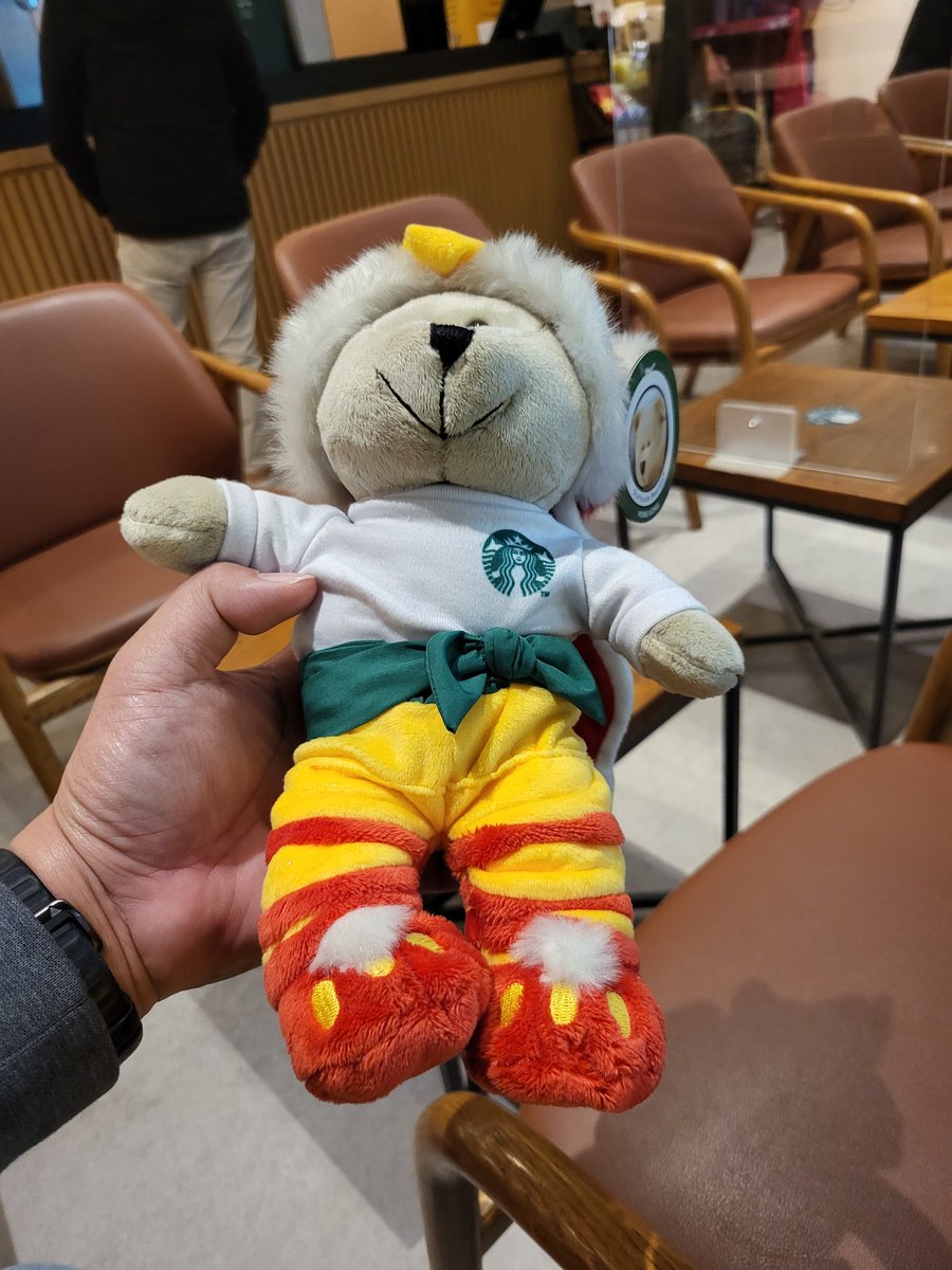 อุ๊ยยยยยย RT แจกสำหรับ Follower เท่านั้น ตุ๊กตาหมี Starbucks ตรุษจีน Chinese New Year Limited Edition ซินเหนียนไคว่เล่อ เชิดสิงโต ตุ้งแช่ๆๆ น่ารักที่สุดด ตัวสุดท้ายในเกาะฮ่องกงได้ตกมาอยู่ในมือเราเรียบร้อย Follower คนไหนชอบ กด RT รอเลย แจกจริงไม่ได้โม้ น่ารักแบบนี้..ยอมได้ไง ลุยยย