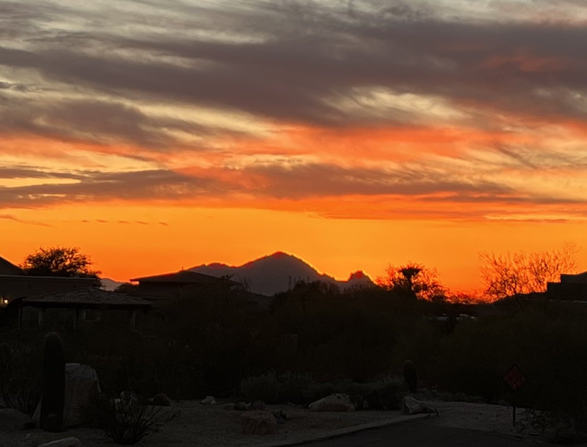 HMooreTV's tweet image. Never gets old… #azsunsets #Skyfire #camelback #paintedsky #frameIt