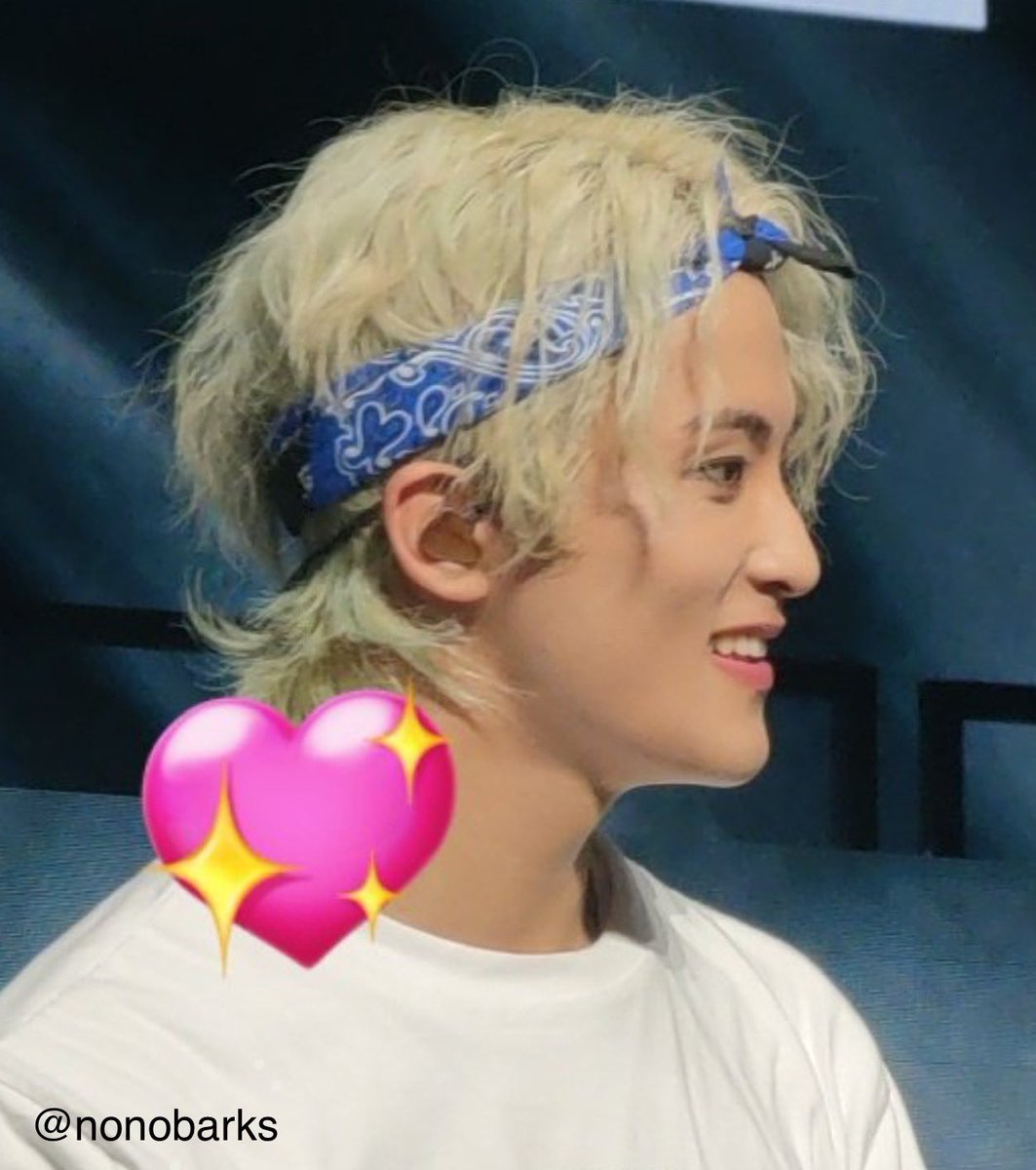 Ieemarkees's tweet photo. mark lee with a bandana https://t.co/fraTaxqTNM
