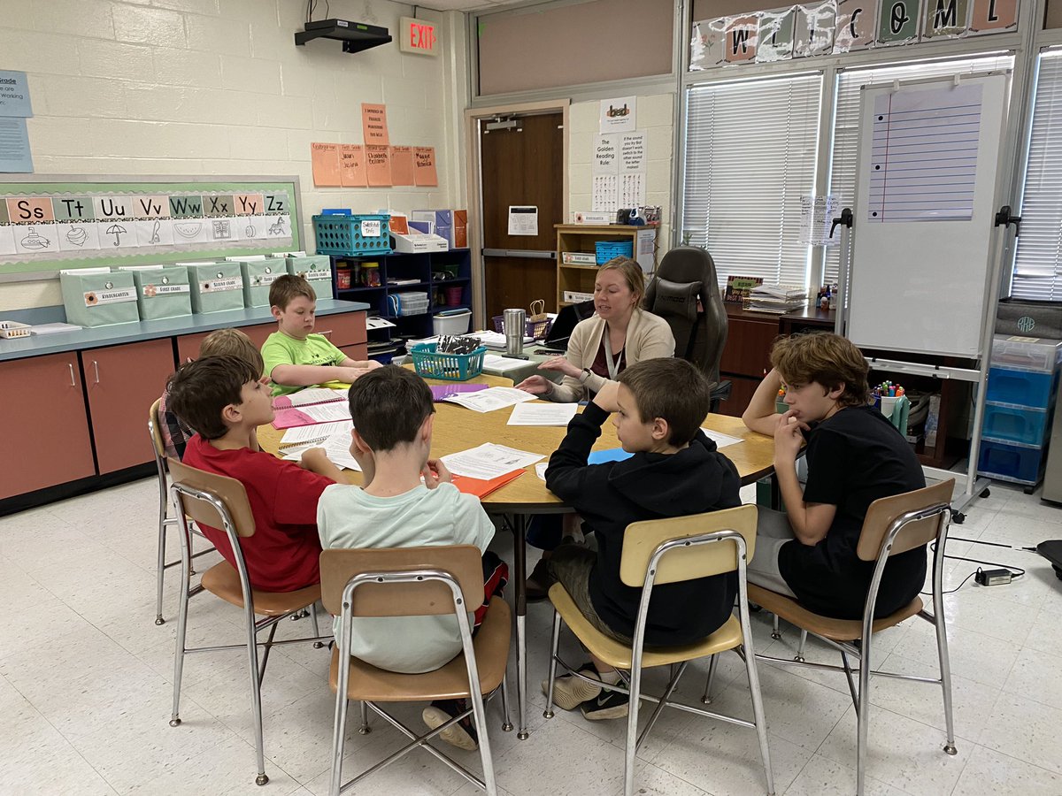 WBESbears's tweet photo. Our new 4th grade enrichment period! Continuing to review essentials AND learning how to be better writers with our Specialists! @mkosko73 @kelly_ut @FriendsofORS @ORSchools #HIT #enrichment https://t.co/6JIVeqfeTc