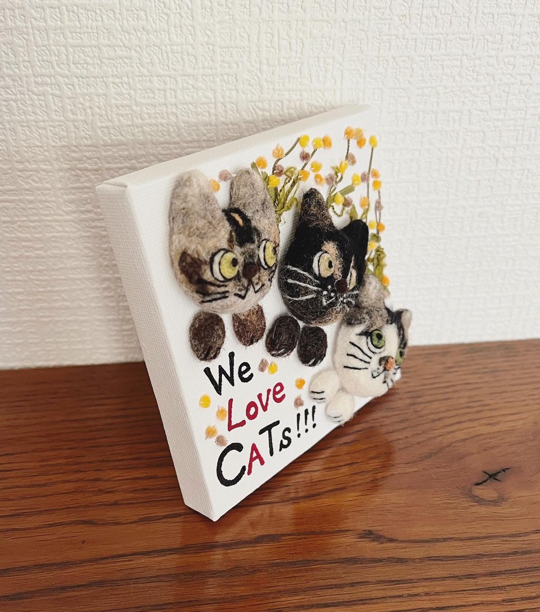 felt7373's tweet image. オーダーいただいた、キャンバスシリーズ〜We Love CATs!!! 
完成しました。

依頼主さまの愛猫3匹ちゃんです。

#猫 #feltingwool #needlefelted  #羊毛フェルト #羊毛氈 #羊毛毡  #人形 #catdoll #オーダー人形 #needlefelting