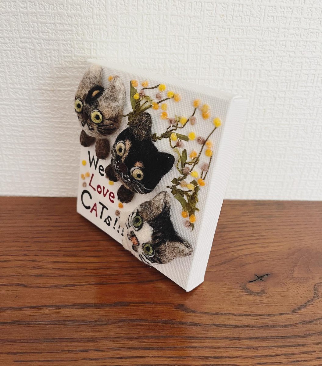 felt7373's tweet image. オーダーいただいた、キャンバスシリーズ〜We Love CATs!!! 
完成しました。

依頼主さまの愛猫3匹ちゃんです。

#猫 #feltingwool #needlefelted  #羊毛フェルト #羊毛氈 #羊毛毡  #人形 #catdoll #オーダー人形 #needlefelting