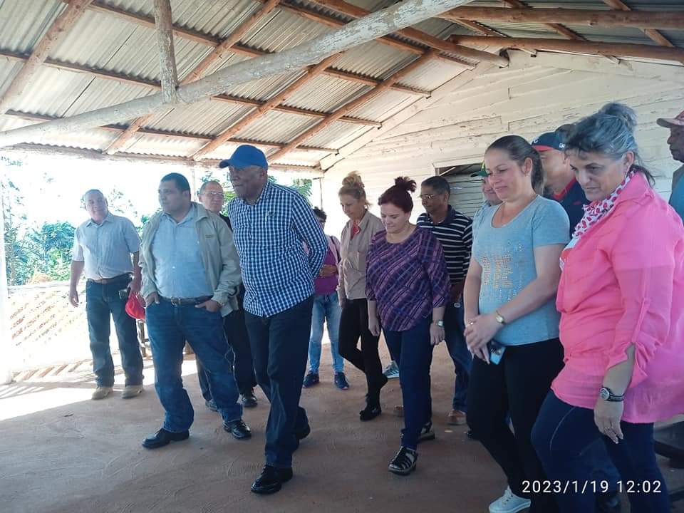 El miembro del Buró Político del <a href="/PartidoPCC/">Partido Comunista de Cuba</a> y vicepresidente de la República visitó en #Mantua #PinardelRío la finca integral, El Cedro se interesó por la crianza de gallinas rústicas y siembra de cultivos varios. #CubaViveYTrabaja