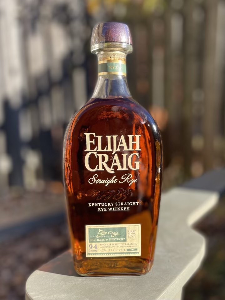 EmbraceBourbon's tweet photo. Elijah Craig Straight Rye is more comparable to Bourbon than it’s Rye competitors due to its 51% Rye grain. With a floral nose, spicy rye palate and slow burn finish, this is one pour you don’t want to pass up on. Check out our full review below 👇 

https://t.co/Fp4bMOSrWd https://t.co/oVYfzS1GtQ