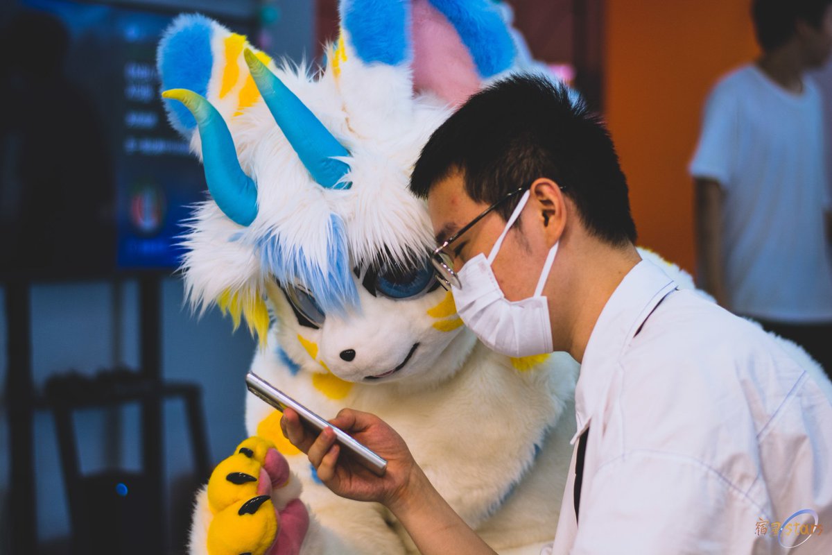 可怜夜半虚前席，不问苍生问鬼神（图文无关？）
猜猜右边这是谁（？）
📷： <a href="/CNSXstars/">SXstars</a>
#FursuitFriday #fursuit #毛毛星期五