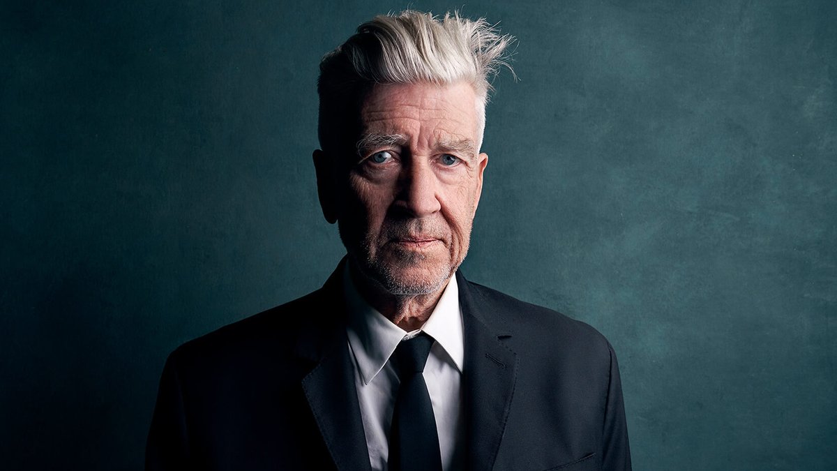 UniversoLumiere's tweet photo. Hoy celebramos el cumpleaños del inclasificable cineasta David Lynch. Un enigma en sí mismo cuya mente encierra un vasto imaginario artístico y un talento innato para lo visual. Su cine, como él, huye de etiquetas. Un poeta de la imagen, maestro del subtexto. ¿Obra suya favorita? https://t.co/xWXIZCv2up