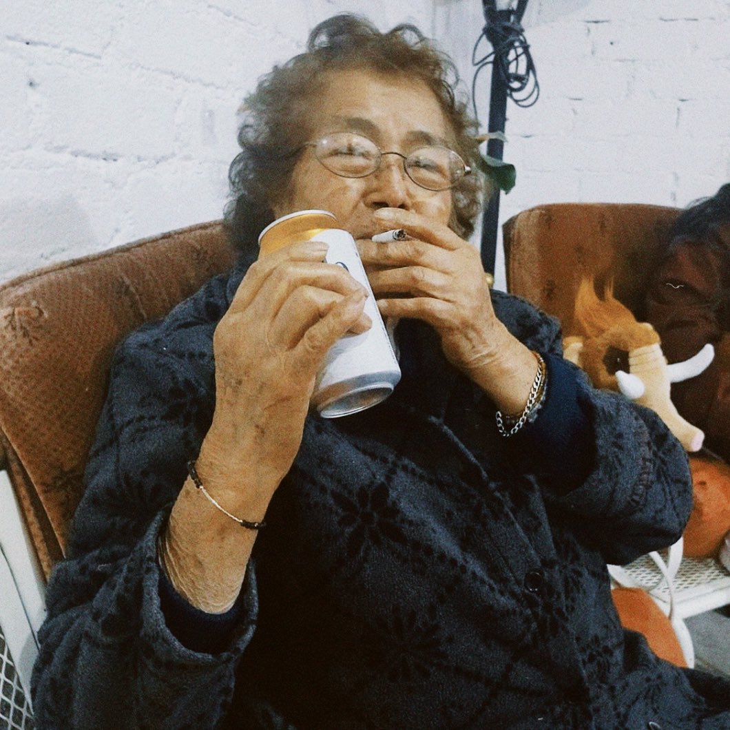 RobSampayo's tweet photo. Hoy cumple 84 añotes mi abuela, tiene casi un mes bajoneada y enfermilla, me parte el alma pensar en lo peor 😭 Quién no quisiera que los abuelitos fueran eternos alv ✨🙏🏽 la 2da foto es del año pasado (obvio no toma ni fuma) y anhelo volver a verla fuerte y bromeando… https://t.co/f1mOU4hrtx