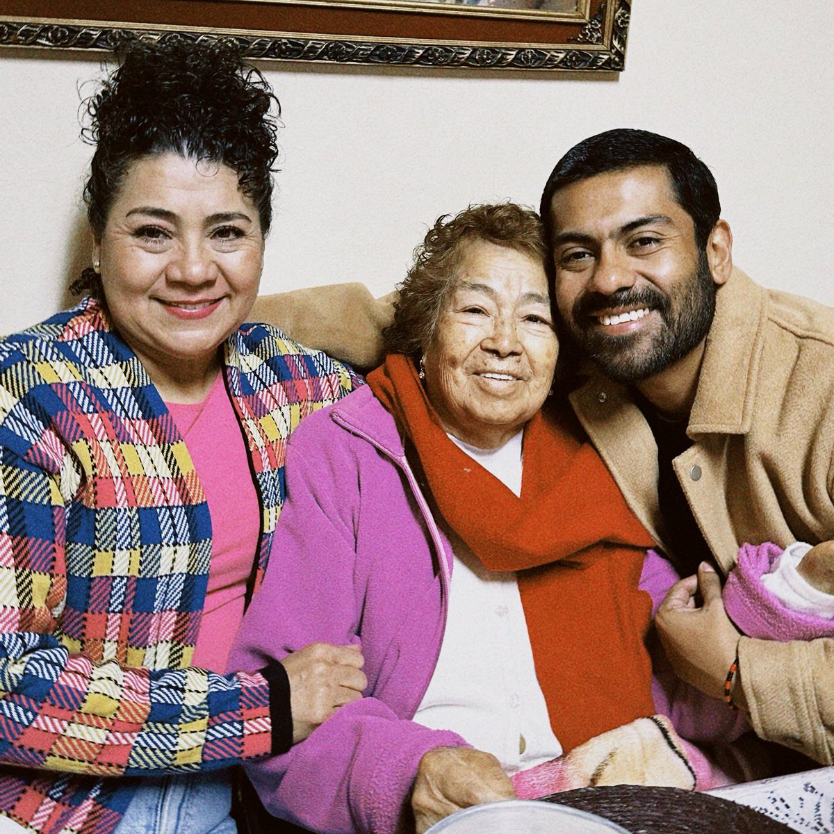 RobSampayo's tweet photo. Hoy cumple 84 añotes mi abuela, tiene casi un mes bajoneada y enfermilla, me parte el alma pensar en lo peor 😭 Quién no quisiera que los abuelitos fueran eternos alv ✨🙏🏽 la 2da foto es del año pasado (obvio no toma ni fuma) y anhelo volver a verla fuerte y bromeando… https://t.co/f1mOU4hrtx
