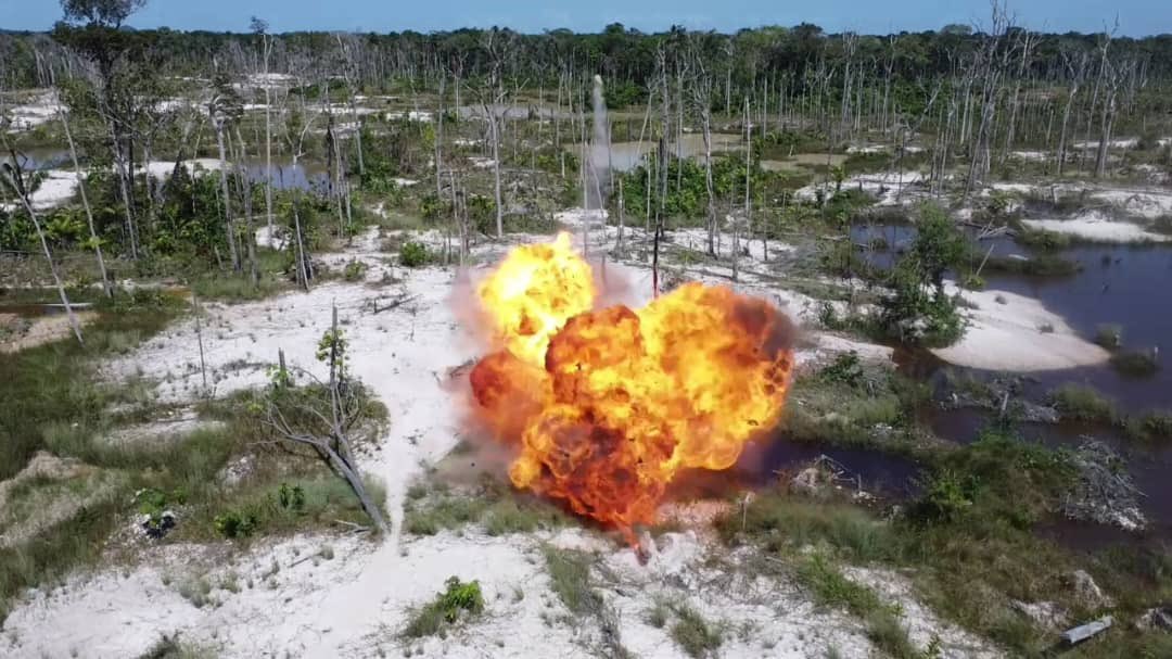 dhernandezlarez's tweet image. El operaciones de seguridad y defensa en el Parque Nacional Yapacana  #FANB incauta y destruye motor de 4 cilindros, 5 motobombas y 140 litros de combustible, usados por grupos armados de minería ilegal que violan la ordenación territorial  y destruyen el medio ambiente.