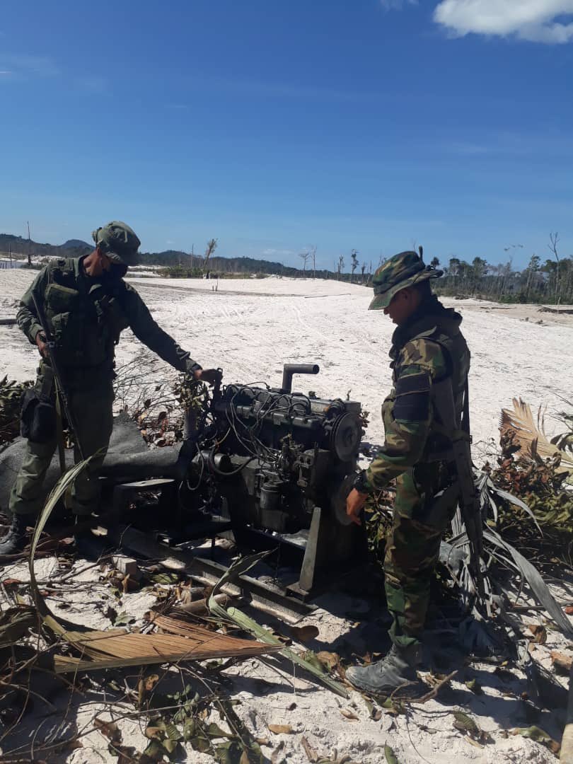 dhernandezlarez's tweet image. El operaciones de seguridad y defensa en el Parque Nacional Yapacana  #FANB incauta y destruye motor de 4 cilindros, 5 motobombas y 140 litros de combustible, usados por grupos armados de minería ilegal que violan la ordenación territorial  y destruyen el medio ambiente.