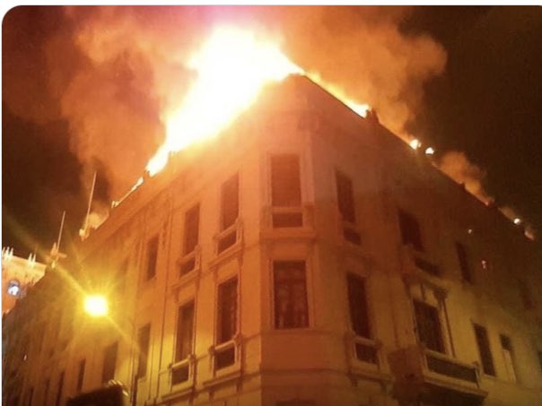 Frospigliosi's tweet photo. Terroristas provocan incendios en varios puntos del centro de Lima, apedrean a los bomberos y les impiden circular. Continúan atacando a la policía que solo se defiende. El gobierno impasible https://t.co/jO4XSt1YCY