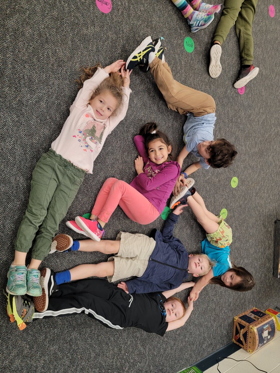 CaritoMonteale1's tweet photo. Playing and making 2D geometric shapes with their bodies. It was amazing to see them strengthen their social skills through teamwork. We had a great time!  🔺️⭐️🟦🟪❤
@JeffreysGroveES @ParticipateLrng #SpanishTeacher #unitingourworld #positivityproject https://t.co/vv3XIp4yKg