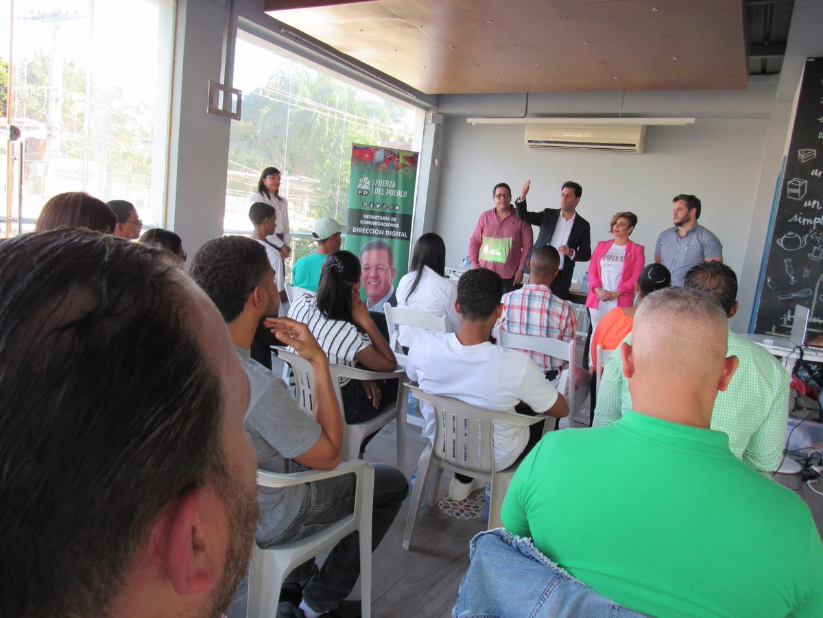 keylaReyna04's tweet photo. Taller redes sociales, prov. de #Santiago, Con el sector externo
para seguir avanzando en los trabajos a favor de nuestro presidente @LeonelFernandez, Coordinado por Jaime Perelló. Gracias a los dirigentes por su amable trato.
#FuerzaDelPueblo #SectorExternoConLeonel https://t.co/lfloYbr8y5