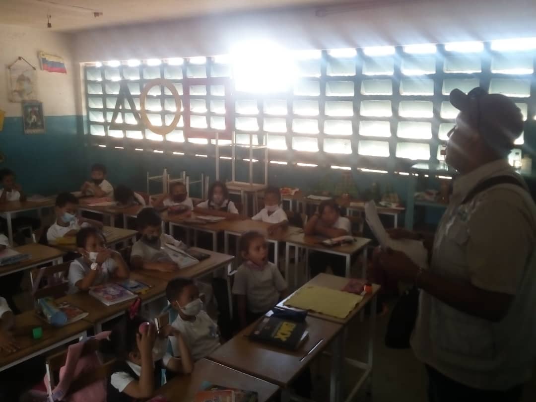 IdennaZulia's tweet photo. Servidores de @IdennaZulia visitaron la E.B.N.B. “Juana de Ávila” para promocionar los programas protectores del #EnteRector , de igual manera, se realizó un conversatorio sobre la efemérides del mes enero para los estudiantes del plantel. #Maracaibo #Zulia @NicolasMaduro https://t.co/o9ShfmKLYq