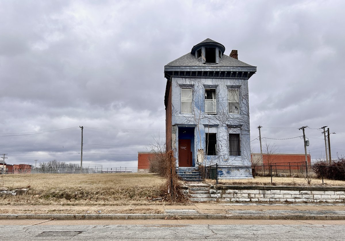 ChickenJoeSTL's tweet photo. A lone 1870's house on Sheridan Avenue in Jeff Vander Lou, St Louis https://t.co/NAP0GThB12