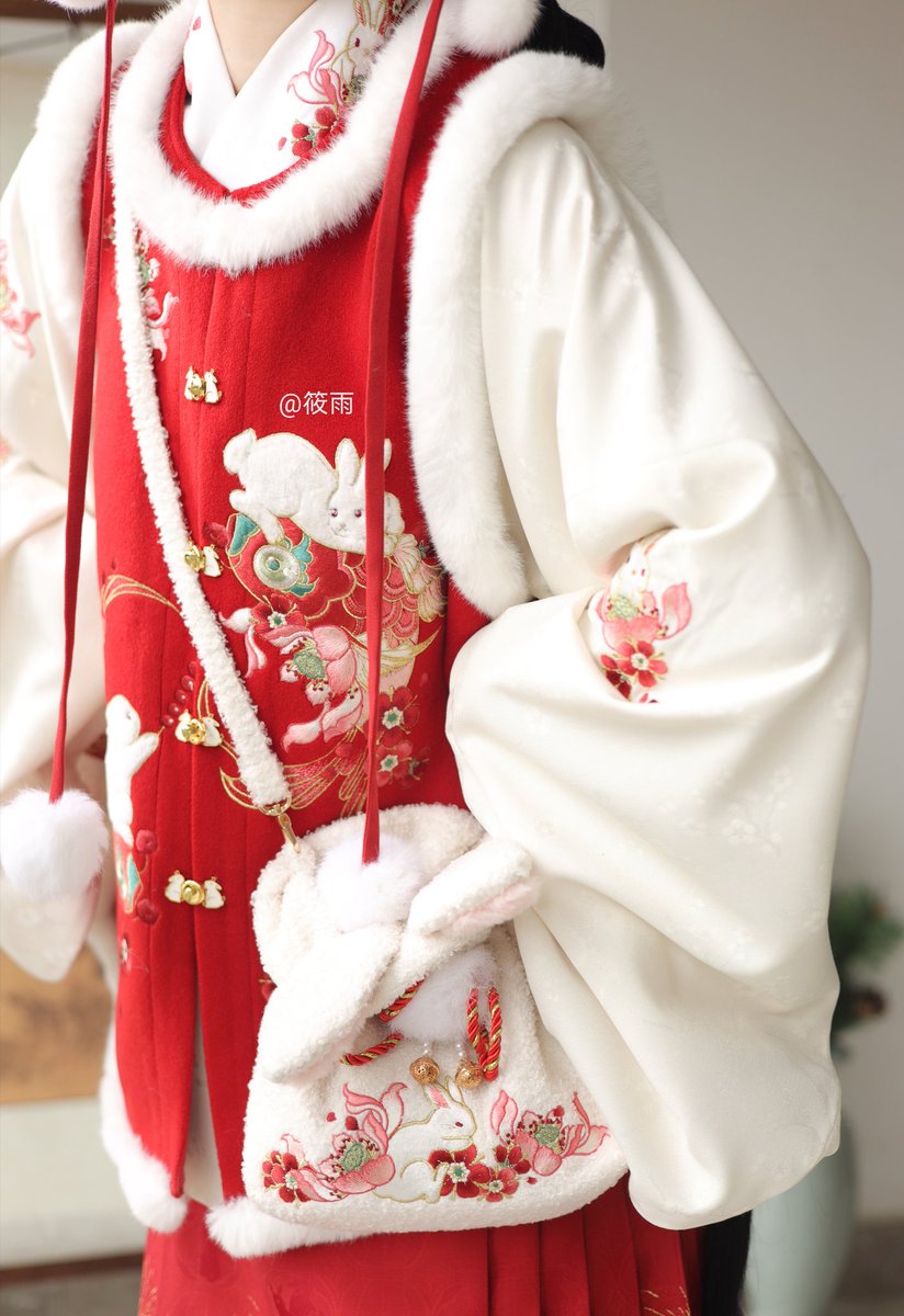 chwlhysj's tweet photo. 漫步空间又一年
唱吟赋和友情绵
迎新辞旧抒胸臆
共谱诗坛锦绣篇
#汉服 #学生 https://t.co/F0ZaO53mci