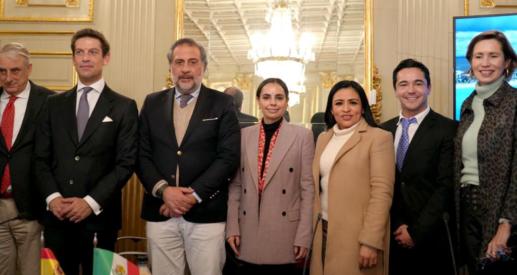msalinas21's tweet photo. #19DeEnero2023
En el marco de la #Fitur2023, firma @anapatyp acuerdo con la Cámara de Comercio, Industria y Servicios de Madrid: https://t.co/5kKuemoZWt https://t.co/Q8NNBTHv7K